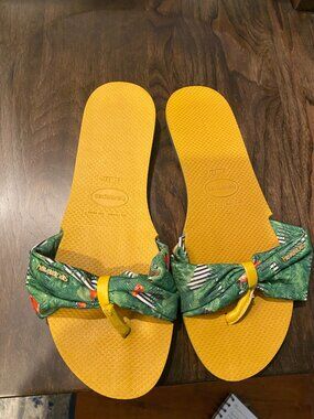 Havianas Tropical Floral Hawaiian Print flip flops Sandals size 11/12